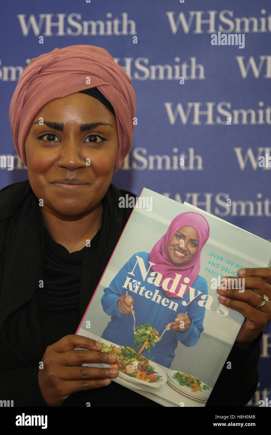 London, UK. 13. November 2016.   Nadiya Hussain mit ihrer "Nadiya Küche" buchen am WHSmith Buch Stand Credit: Dinendra Haria/Alamy Live News Stockfoto
