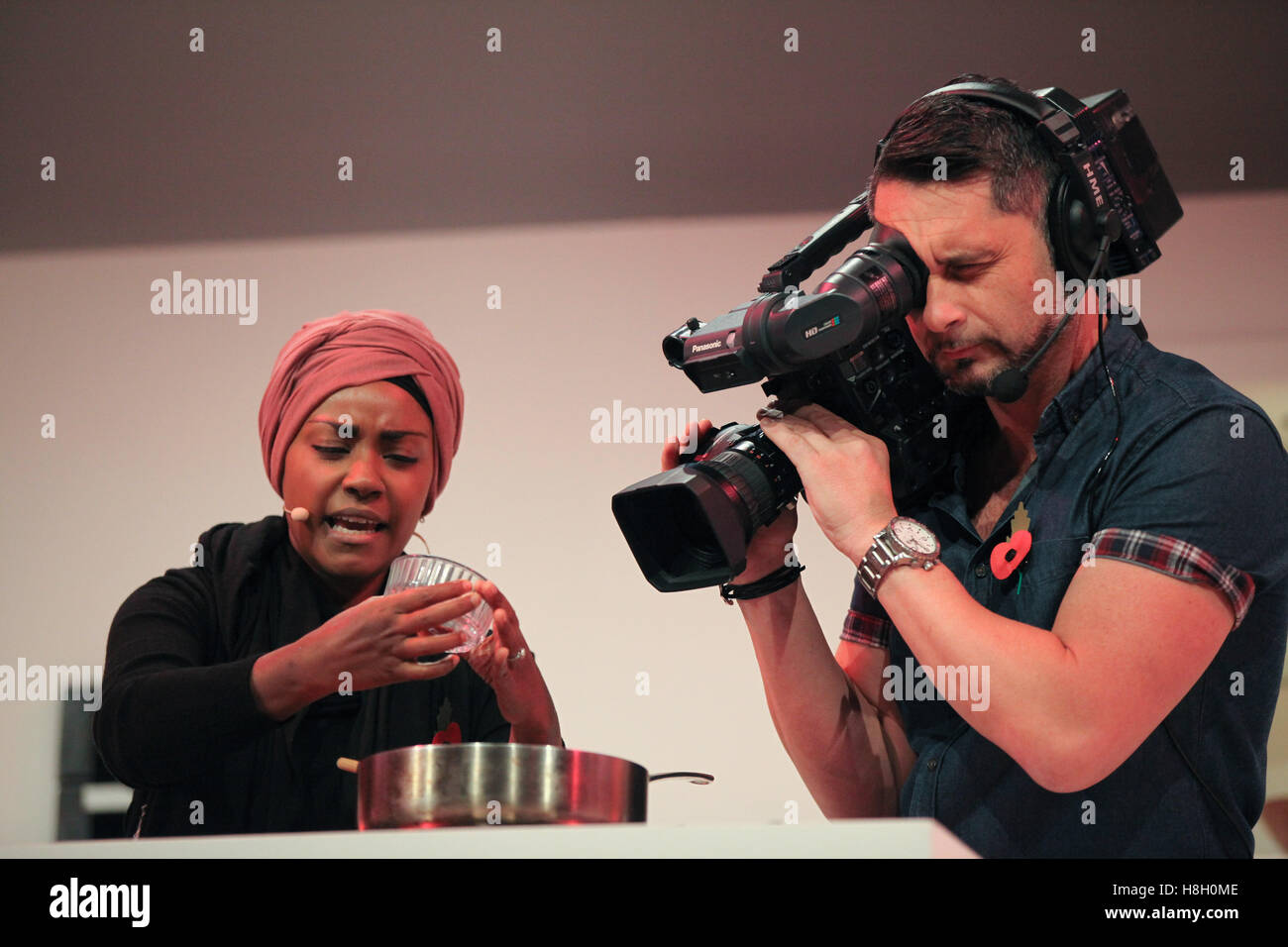 London, UK. 13. November 2016. Nadiya Hussain gibt eine Kochkunst Demonstration auf der Aldi gesponsert Supertheatre Etappe bei der BBC Good Food Show am Olympia in London. Bildnachweis: Dinendra Haria/Alamy Live-Nachrichten Stockfoto
