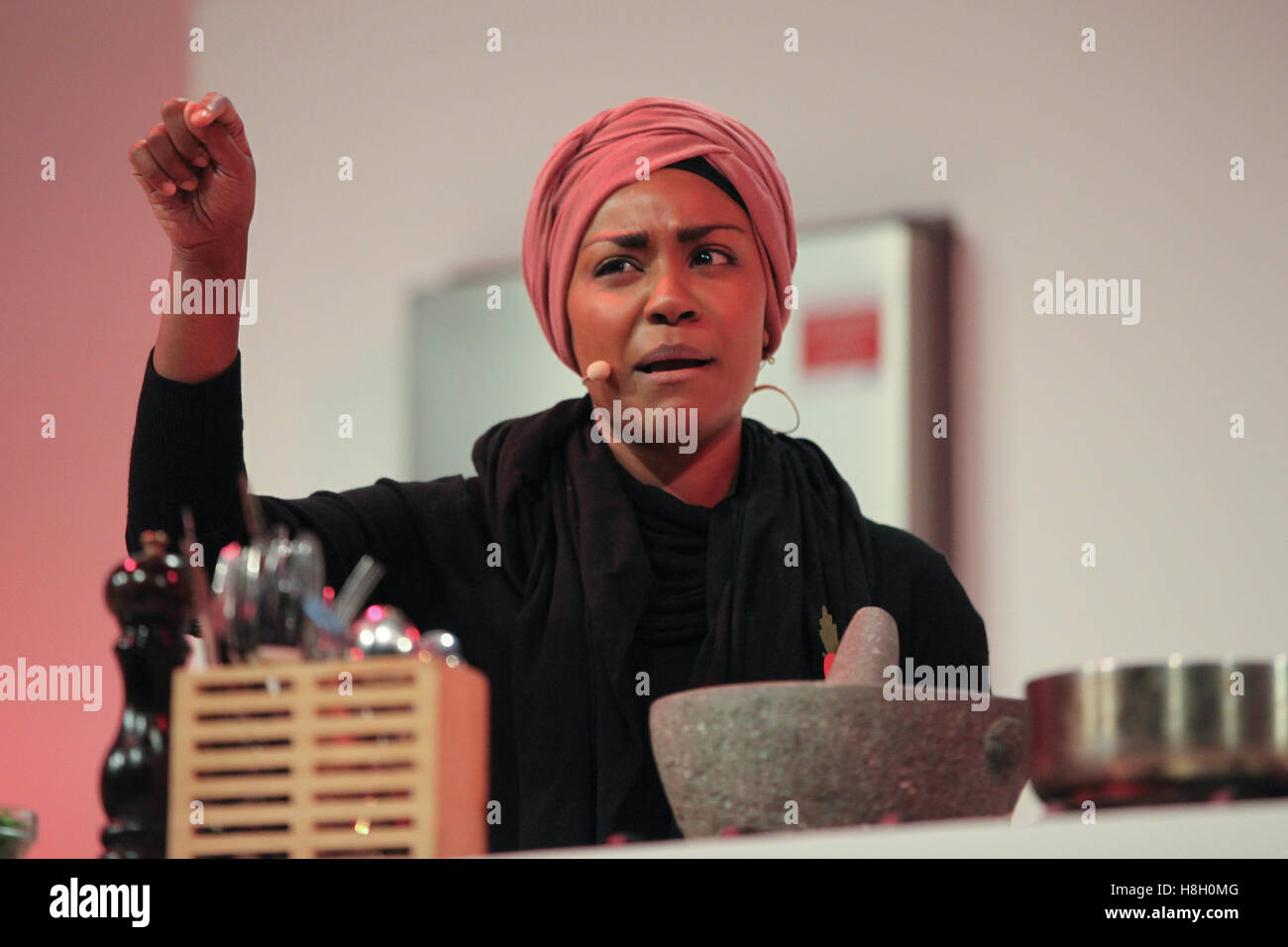 London, UK. 13. November 2016. Nadiya Hussain gibt eine Kochkunst Demonstration auf der Aldi gesponsert Supertheatre Etappe bei der BBC Good Food Show am Olympia in London. Bildnachweis: Dinendra Haria/Alamy Live-Nachrichten Stockfoto