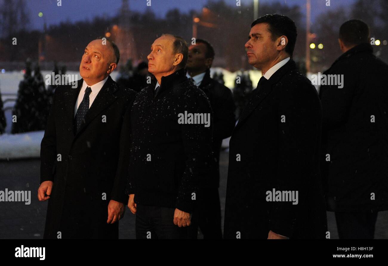 Jaroslawl, Russland. 12. November 2016. Russischen Präsidenten Vladimir Putin, getötet Center, Besuche die Gedenkstätte für die russischen Eishockey-Mannschaft Lokomotive Jaroslawl bei einem Flugzeugabsturz im Jahr 2011 im Rahmen einer Feierstunde 12. November 2016 in Jaroslawl, Russland. Stehen mit Putin Lokomotive Eishockey Club Kopf Yuri Yakovlev, links, und Jaroslawl Gouverneur Dmitry Mironov. Bildnachweis: Planetpix/Alamy Live-Nachrichten Stockfoto