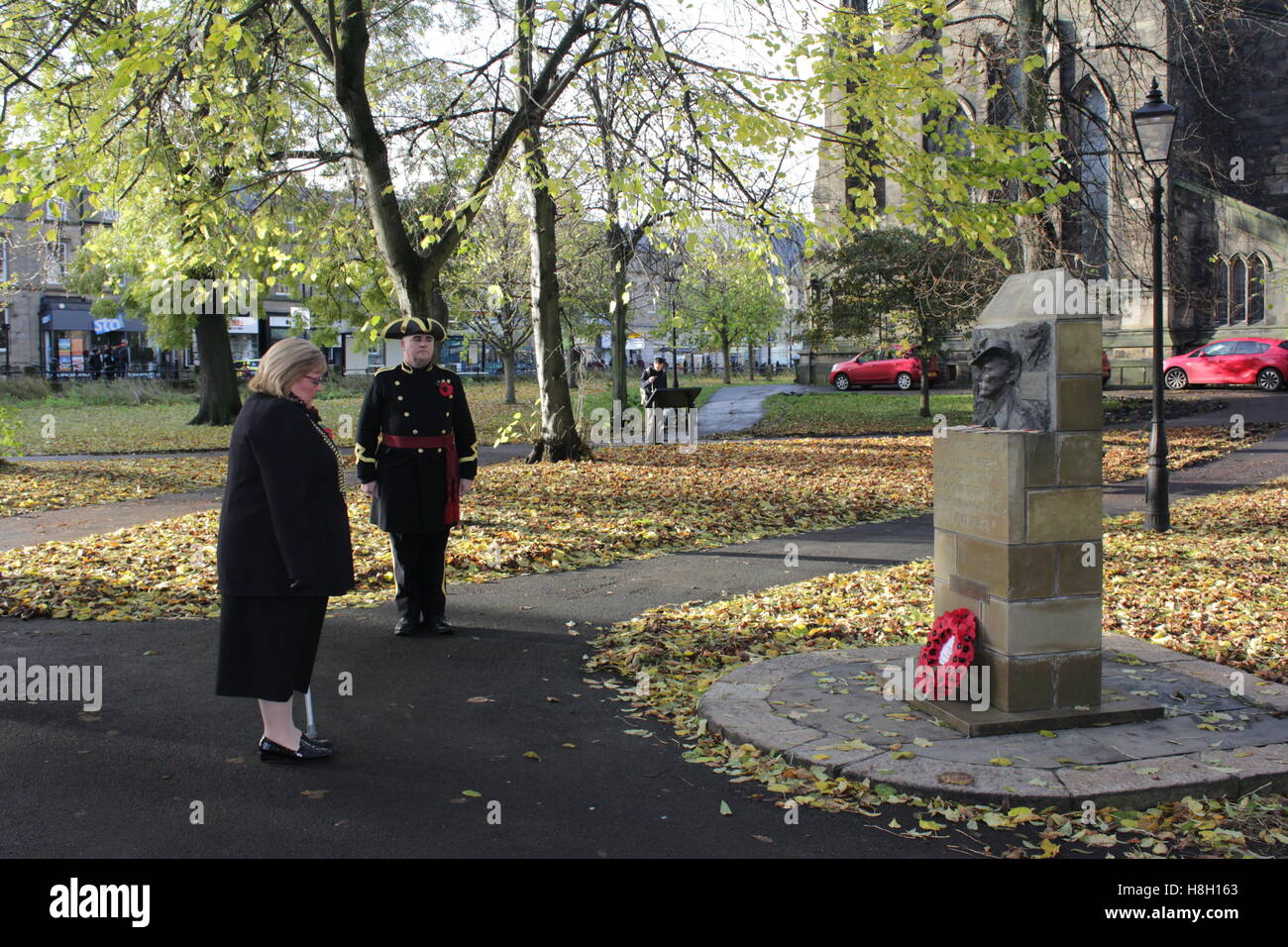 Newcastle Upon Tyne, UK. 13. November 2016. Remembrance Sunday. Der Oberbürgermeister von Newcastle, platziert Stadtrat Hazel Stephenson, Kränze und Respekt zu zahlen Respekt in der 1941-45-Burma Kampagnen-Gedenkstätte. 13. November 2016. David Whinham/Alamy Live-Nachrichten Stockfoto