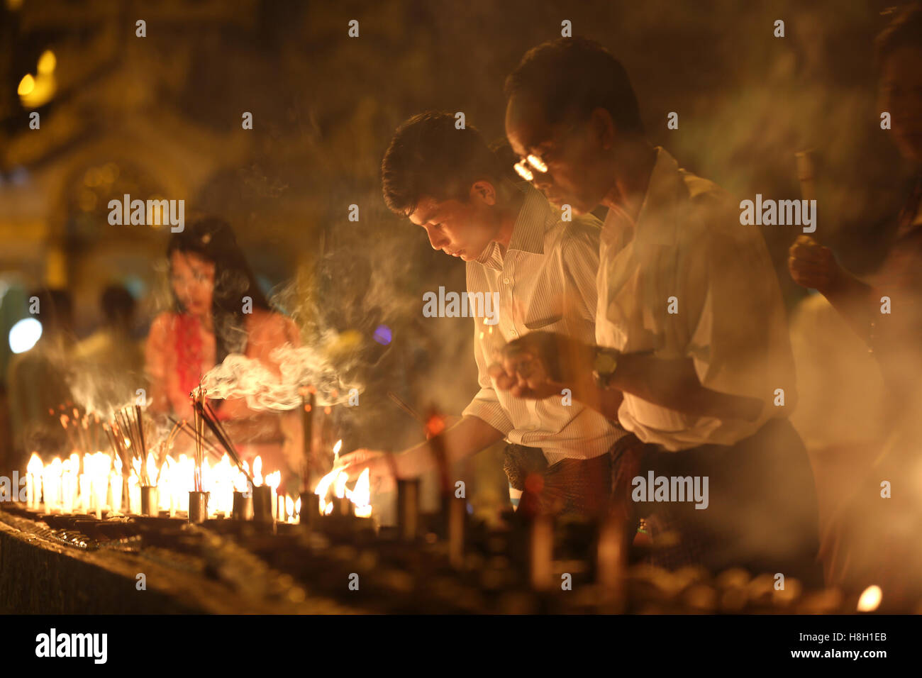 Yangon, Myanmar. 13. November 2016. Menschen zünden Kerzen an Myanmar Tazaungdaing Volksfest an der Shwedagon-Pagode in Yangon, Myanmar, 13. November 2016. Das Tazaungdaing-Festival, auch bekannt als das Festival of Lights am Tag des Vollmonds im achten Monat des traditionellen Myanmar Kalenders fällt in Myanmar als nationaler Feiertag gefeiert und markiert das Ende der Regenzeit. © U Aung/Xinhua/Alamy Live-Nachrichten Stockfoto