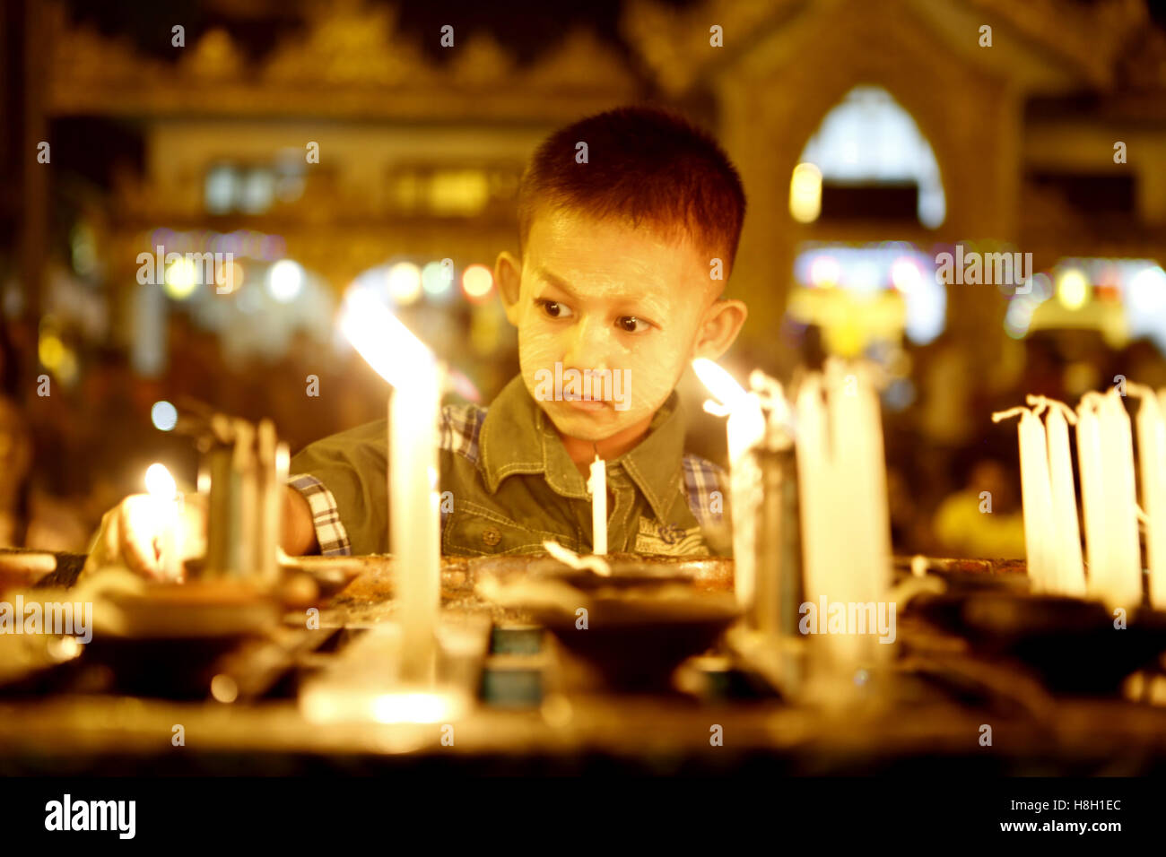 Yangon, Myanmar. 13. November 2016. Eine junge Lichter Kerzen auf Myanmars Tazaungdaing Volksfest an der Shwedagon-Pagode in Yangon, Myanmar, 13. November 2016. Das Tazaungdaing-Festival, auch bekannt als das Festival of Lights am Tag des Vollmonds im achten Monat des traditionellen Myanmar Kalenders fällt in Myanmar als nationaler Feiertag gefeiert und markiert das Ende der Regenzeit. © U Aung/Xinhua/Alamy Live-Nachrichten Stockfoto