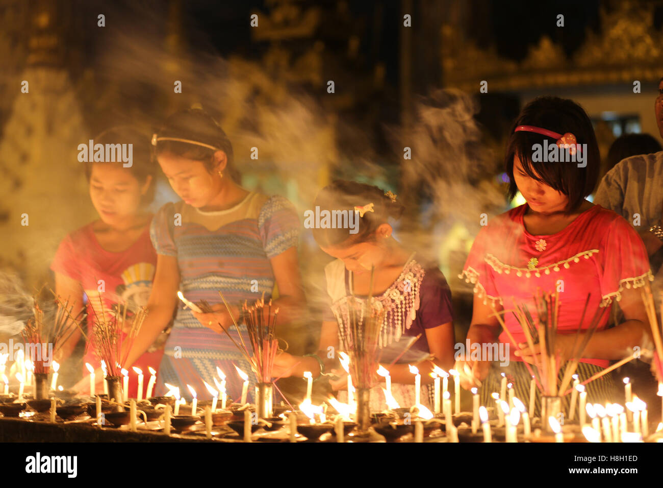 Yangon, Myanmar. 13. November 2016. Mädchen Kerzen auf Myanmars Tazaungdaing Volksfest an der Shwedagon-Pagode in Yangon, Myanmar, 13. November 2016. Das Tazaungdaing-Festival, auch bekannt als das Festival of Lights am Tag des Vollmonds im achten Monat des traditionellen Myanmar Kalenders fällt in Myanmar als nationaler Feiertag gefeiert und markiert das Ende der Regenzeit. © U Aung/Xinhua/Alamy Live-Nachrichten Stockfoto