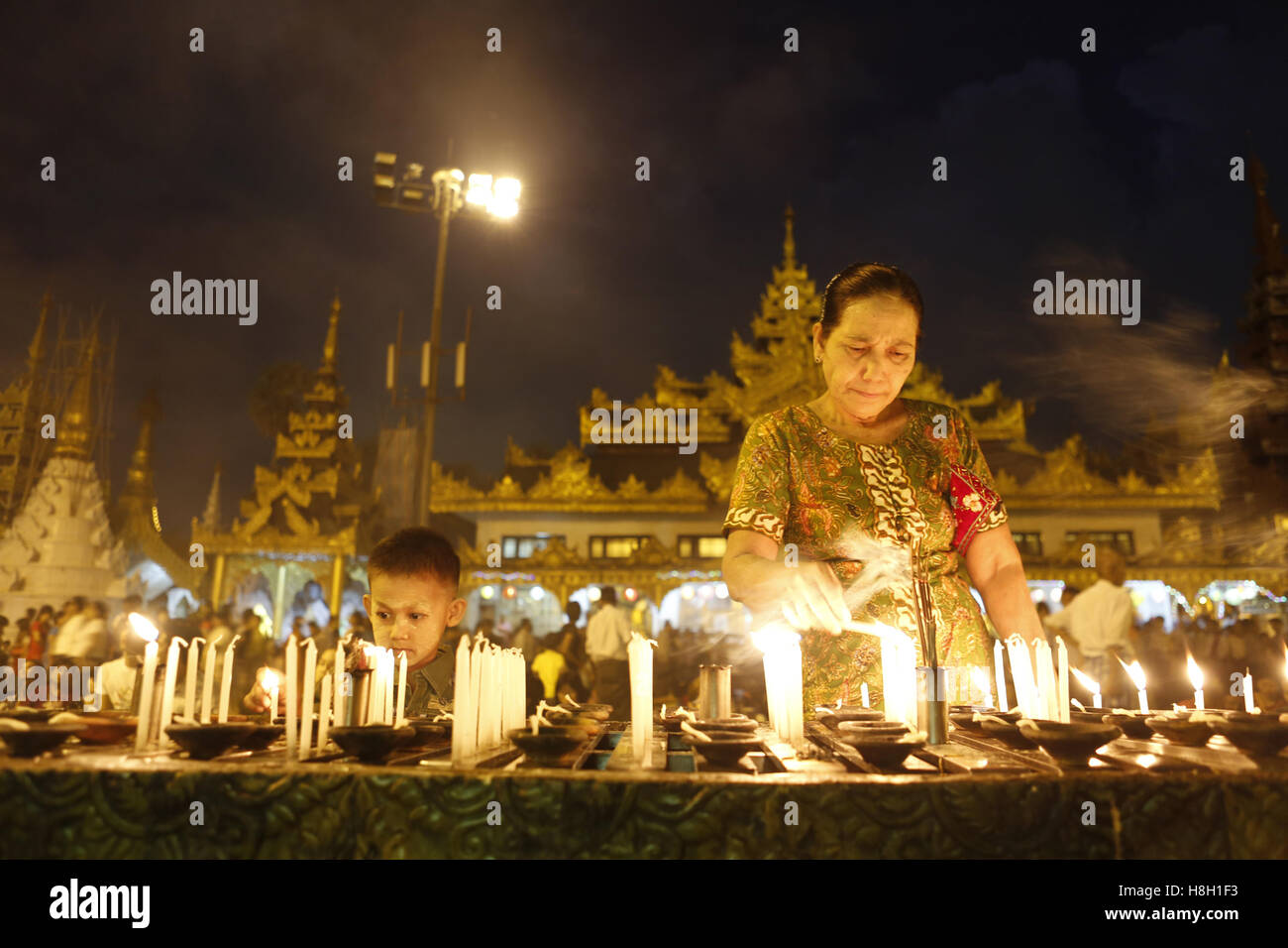 Yangon, Myanmar. 13. November 2016. Menschen zünden Kerzen an Myanmar Tazaungdaing Volksfest an der Shwedagon-Pagode in Yangon, Myanmar, 13. November 2016. Das Tazaungdaing-Festival, auch bekannt als das Festival of Lights am Tag des Vollmonds im achten Monat des traditionellen Myanmar Kalenders fällt in Myanmar als nationaler Feiertag gefeiert und markiert das Ende der Regenzeit. © U Aung/Xinhua/Alamy Live-Nachrichten Stockfoto