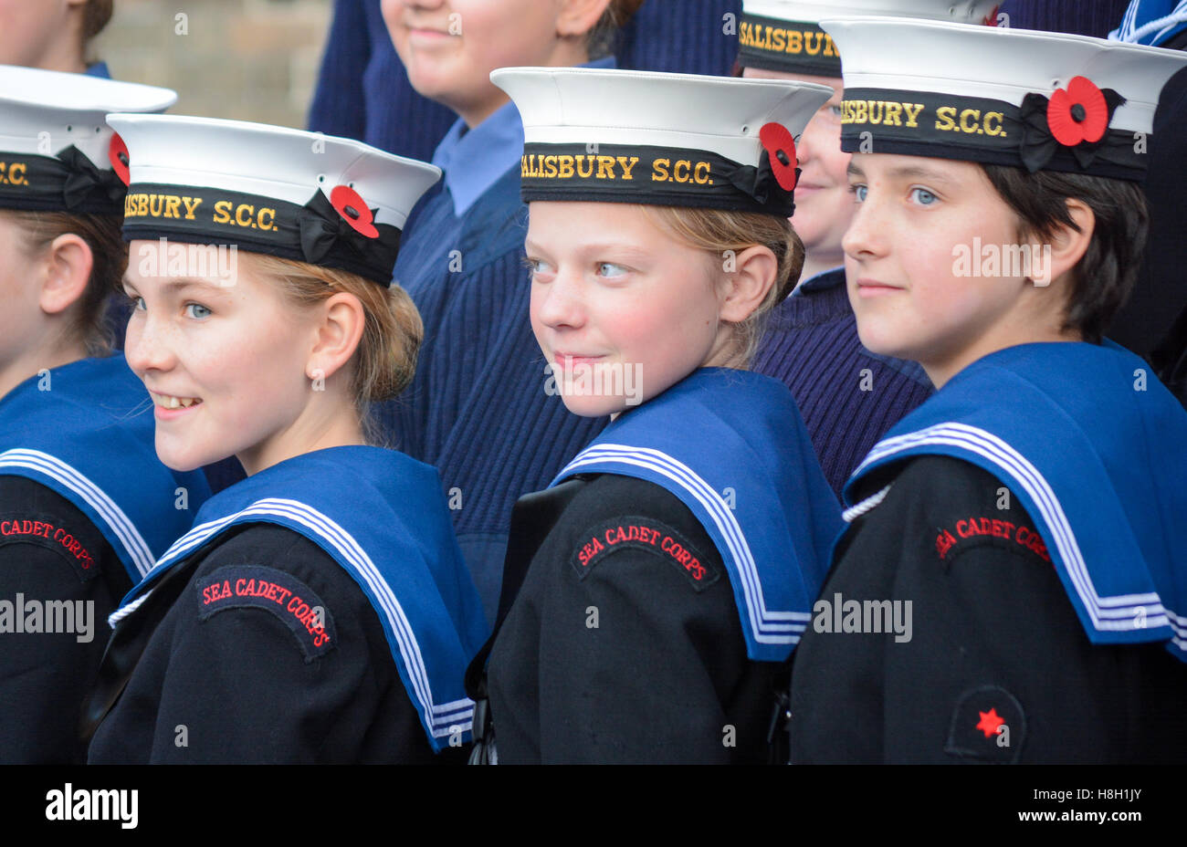 Jungen und Mädchen Meer Kadetten in Uniform Lächeln in einem helleren Moment, als sie für ein Fotoshooting stellen nach einer Erinnerung Tag der Parade. Stockfoto