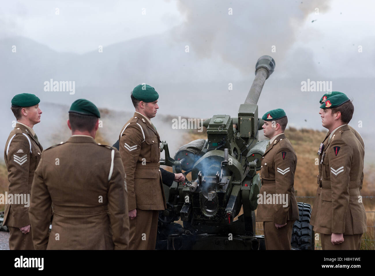 Spean Beidge, Schottland. 13. November 2016 UK Commando Spean Beidge Memorial Trauerfeier. Kundenansturm um Respekt an die jährliche Gedenkfeier im feuchten schottischen Wetter Credit: Kenny Ferguson/Alamy Live News Stockfoto