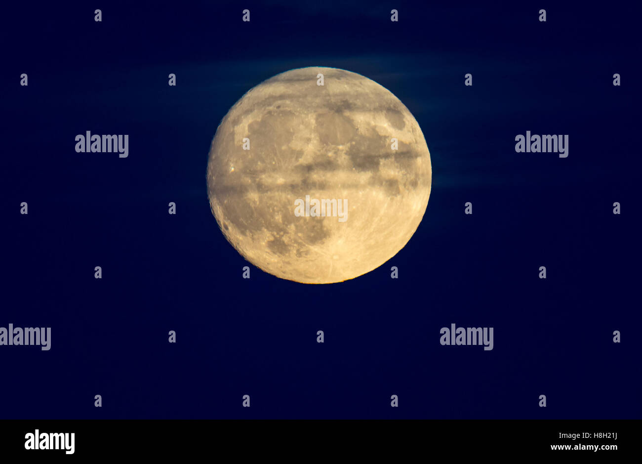 Supermoon oberhalb der Südküste des Vereinigten Königreichs am 13. November 2016. Stockfoto