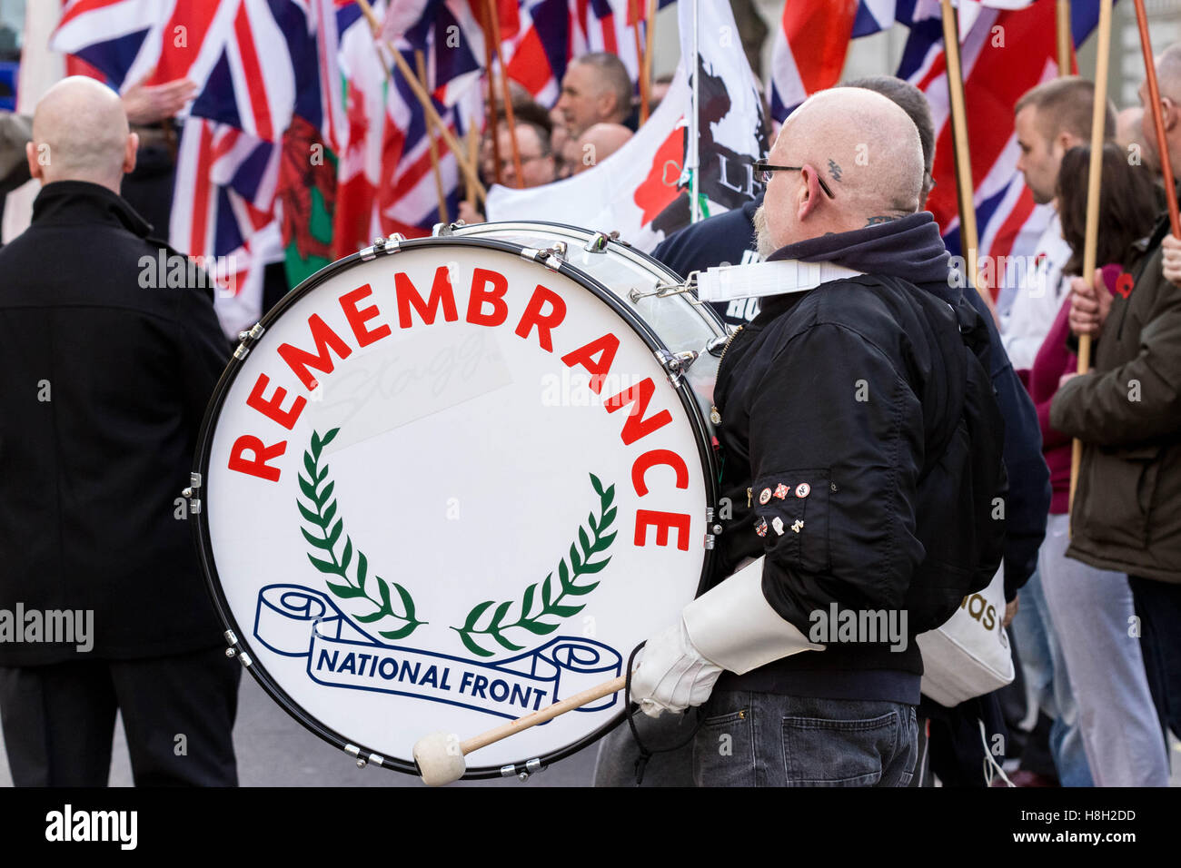 London, UK. 13. November 2016. Nationale Frontseite rechtsextreme marschieren durch Whitehall am Remembrance Day Credit: Guy Corbishley/Alamy Live News Stockfoto