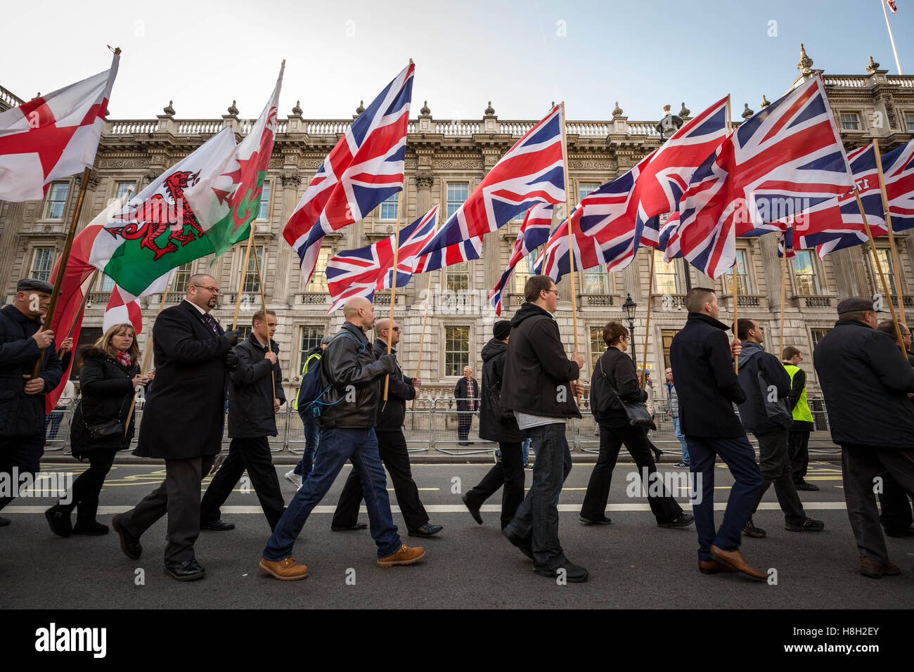 London, UK. 13. November 2016. Nationale Frontseite rechtsextreme marschieren durch Whitehall am Remembrance Day Credit: Guy Corbishley/Alamy Live News Stockfoto