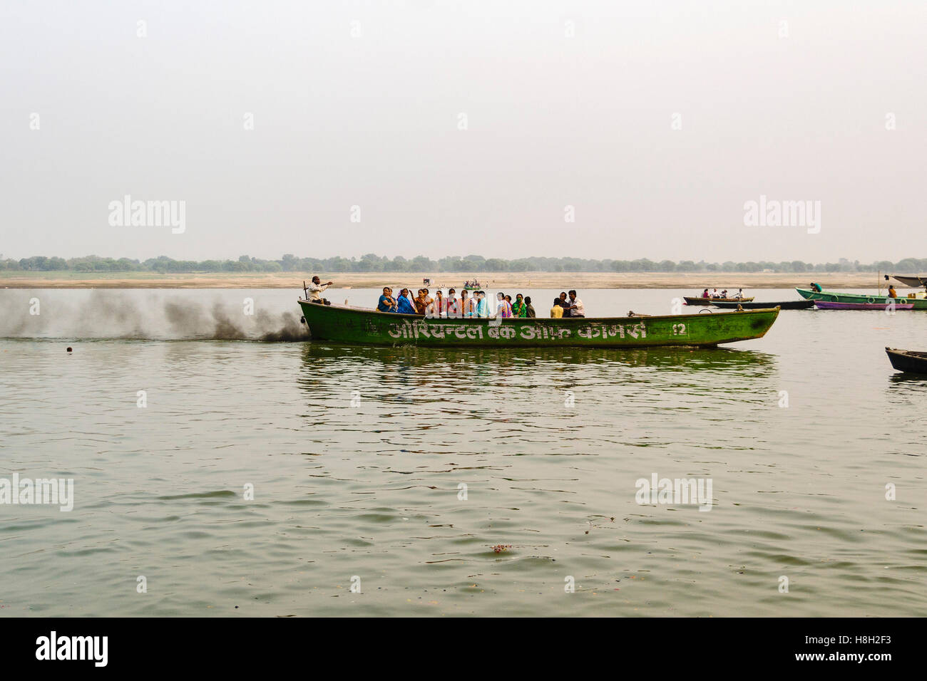 Varanasi, Uttarpradesh, Indien. 11. November 2016. Varanasi, Uttar Pradesh, Indien: Motor Boot emittierende anstrengend Gas das ist tödlich für bestehend aus Flora und Fauna des Flusses Ganges. © Debsuddha Banerjee/ZUMA Draht/Alamy Live-Nachrichten Stockfoto