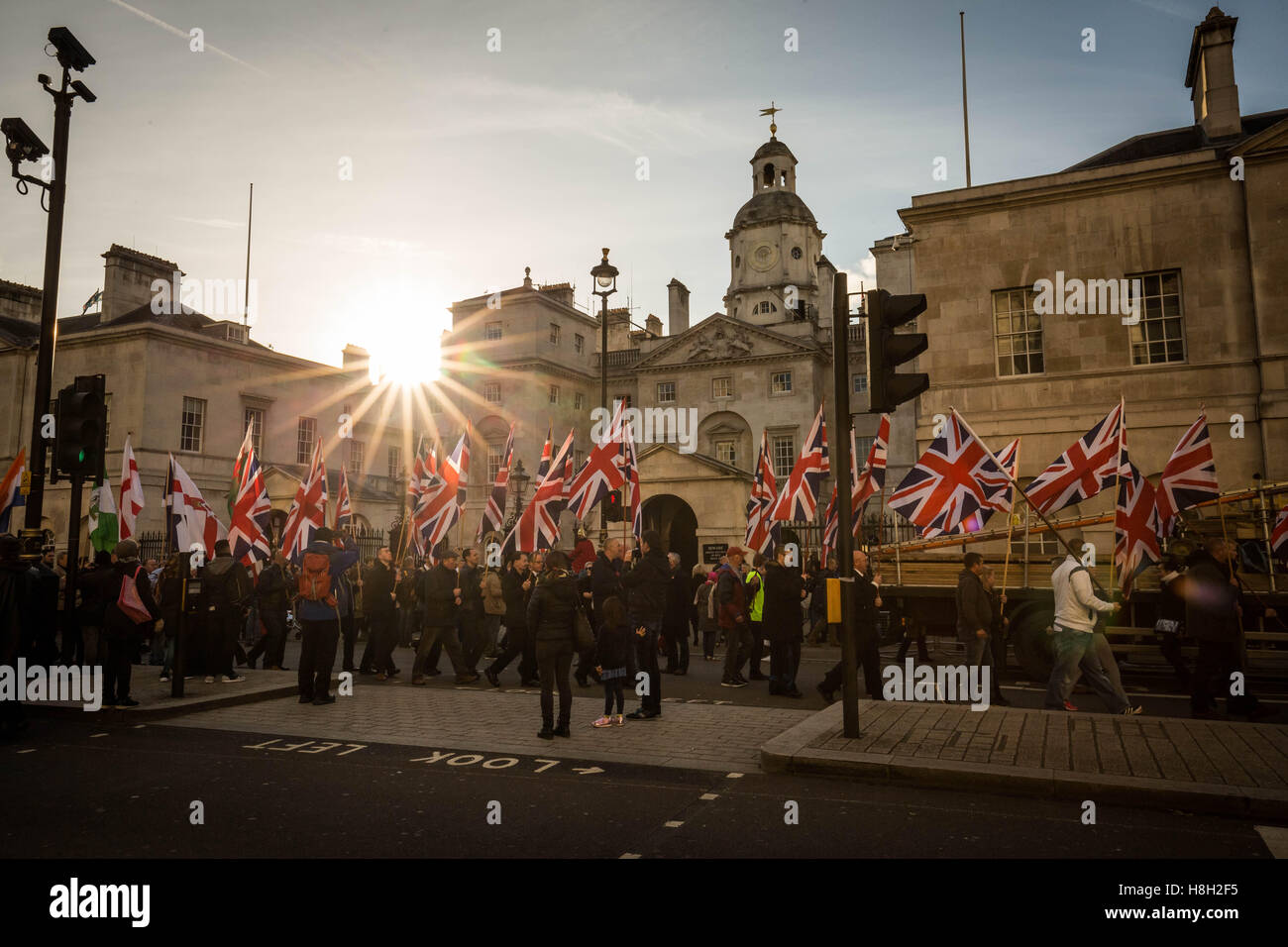 London, UK. 13. November 2016. Nationale Frontseite rechtsextreme marschieren durch Whitehall am Remembrance Day Credit: Guy Corbishley/Alamy Live News Stockfoto