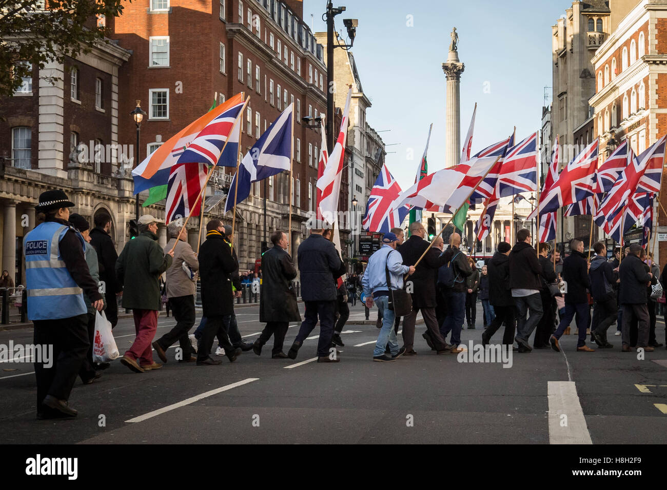 London, UK. 13. November 2016. Nationale Frontseite rechtsextreme marschieren durch Whitehall am Remembrance Day Credit: Guy Corbishley/Alamy Live News Stockfoto