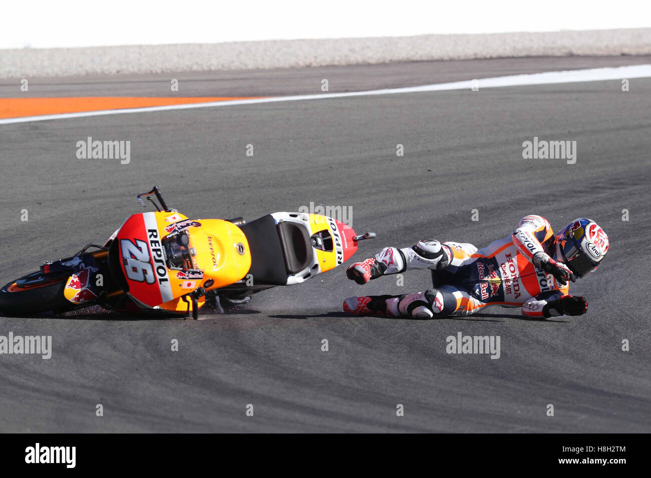 Valencia, Spanien. 13. November 2016.  Dani Pedrosa Spaniens und Repsol Honda Team stürzte während des Rennens der MotoGP von Valencia - Rennen in der Comunitat Valenciana Ricardo Tormo Circuit am 13. November 2016 in Valencia, Spanien...  Bildnachweis: Marco Iorio/Alamy Live-Nachrichten Stockfoto