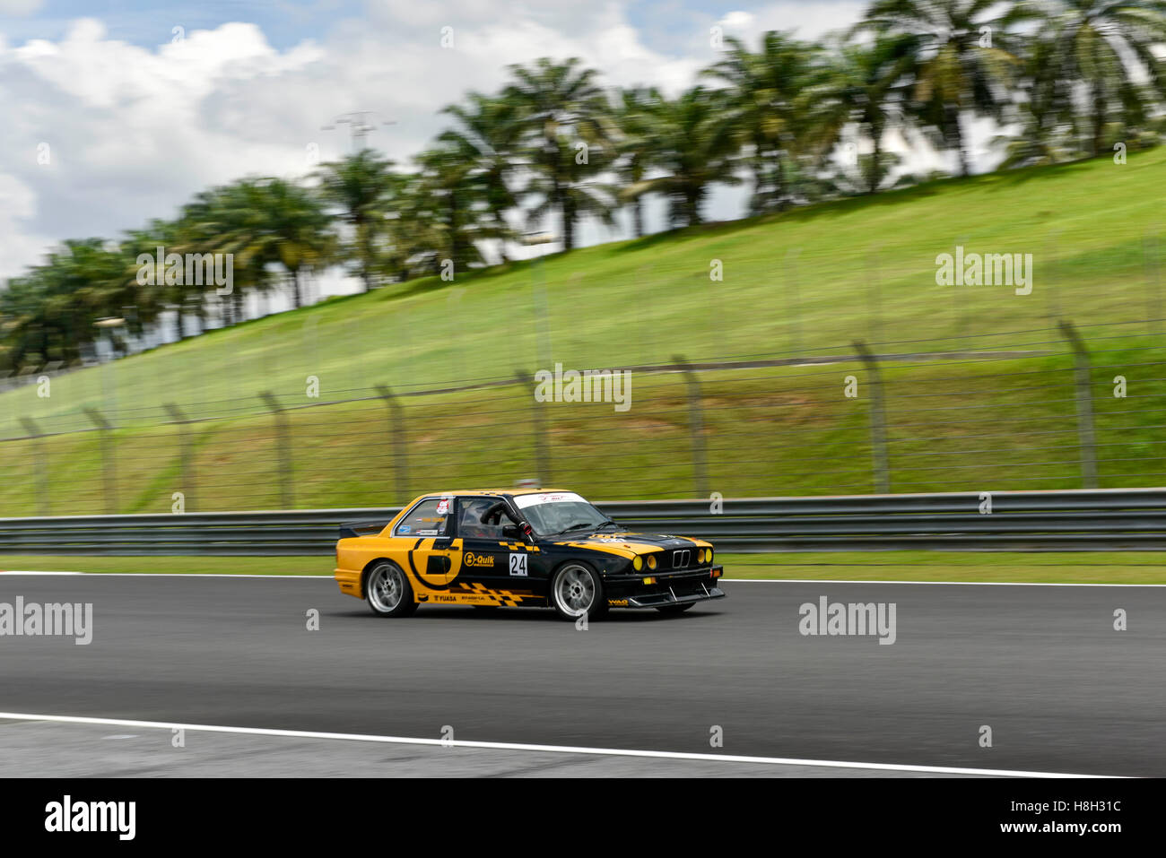 Franciscus Teeuwen fahren (24) BMW E30 auf Kurs während der Asien Classic Car Challenge in Sepang Circuit am 12. November 2016 in Kuala Lumpur, Malaysia. Stockfoto