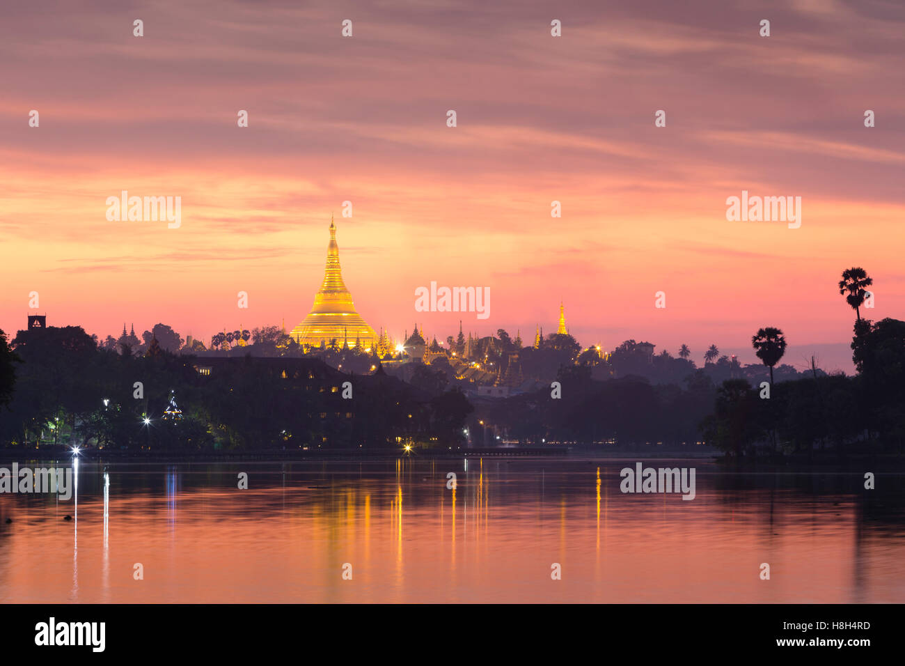 Shwedagon-Pagode bei Sonnenuntergang, gesehen vom Kandawgyi See, Yangon, Myanmar Stockfoto