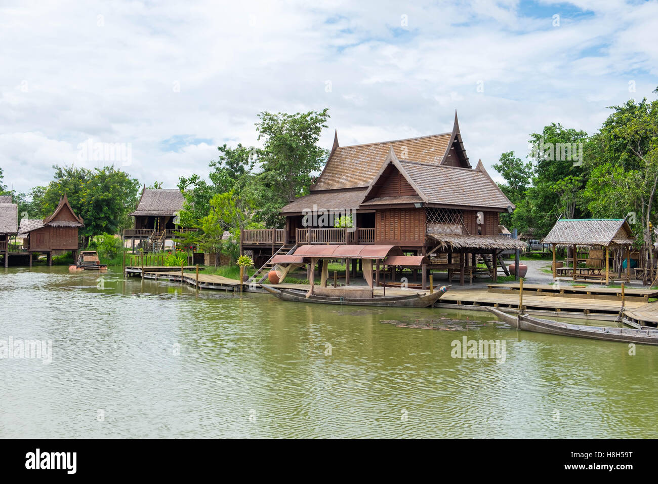 Traditionellen Thai-Stil Holzhaus in Riverside. Stockfoto