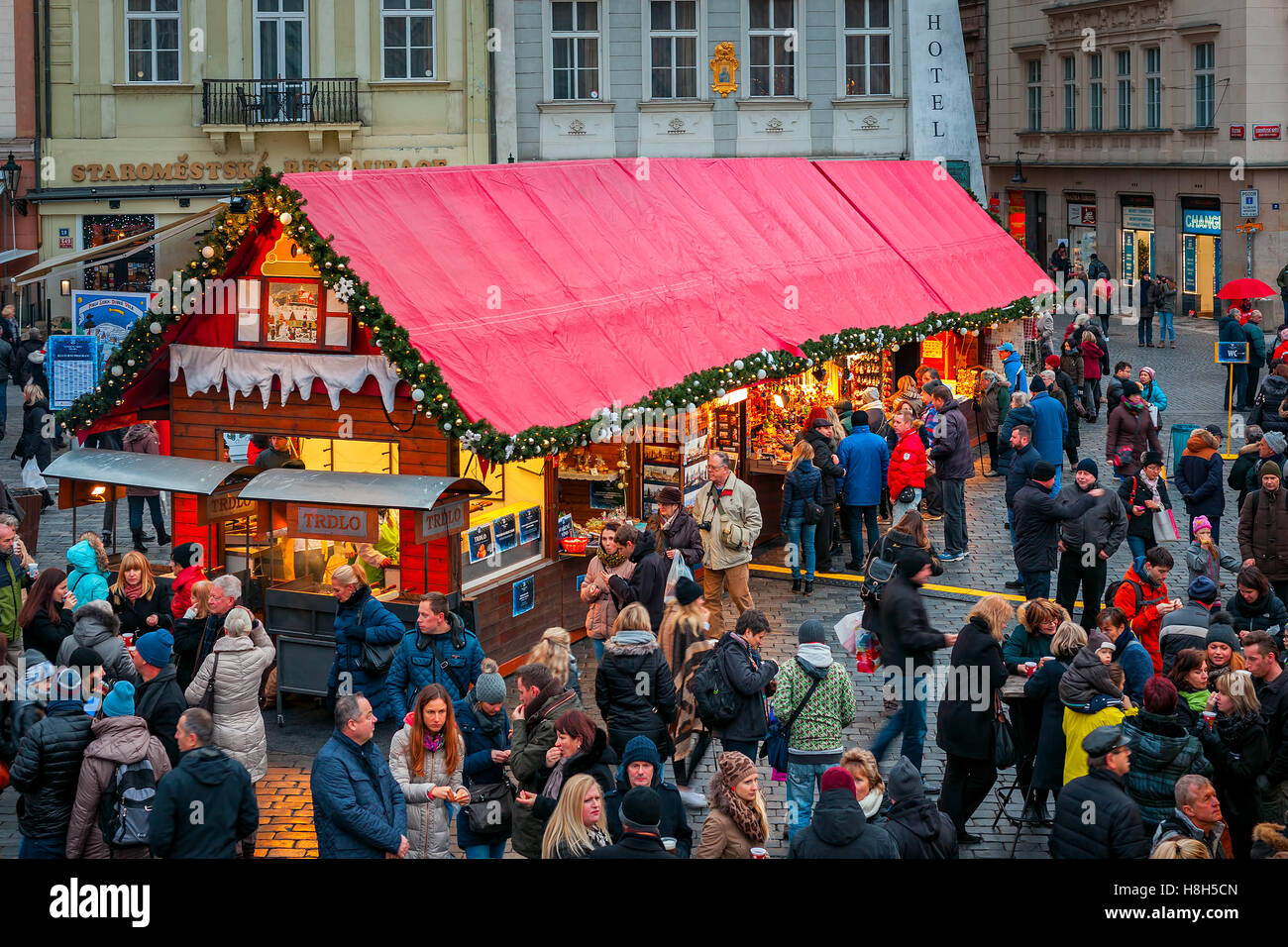Hölzerne Stände mit Souvenirs und traditionelle Speisen während Weihnachtsmarkt in Prag. Stockfoto