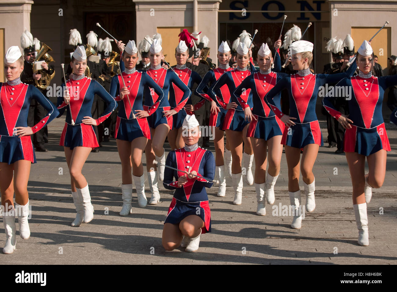 Frankreich, Cote d ' Azur, Nizza, Karneval, Tänzerinnen der Place Garibaldi Stockfoto