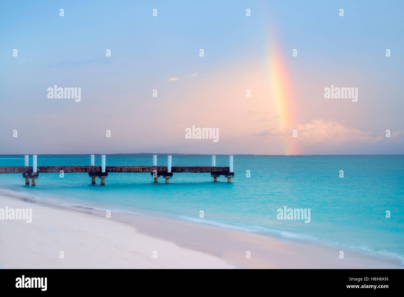 Regenbogen Pier und Strand Turks- und Caicosinseln. Providenciales Stockfoto