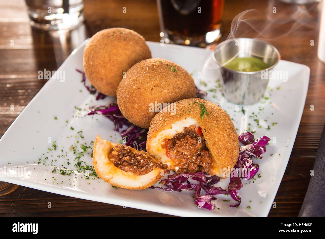 Kubanisch-spanische Kartoffelbällchen gefüllt mit Fleisch Stockfoto