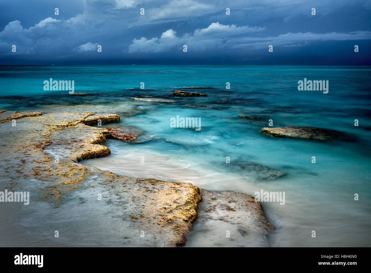 Ufer und Gewitterwolken über Ozean auf Turks und Caicos. Stockfoto