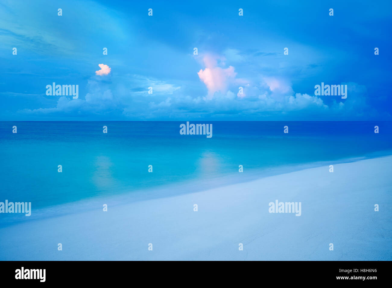 Sunrise und Strand in Turks- und Caicosinseln. Providencieales Stockfoto