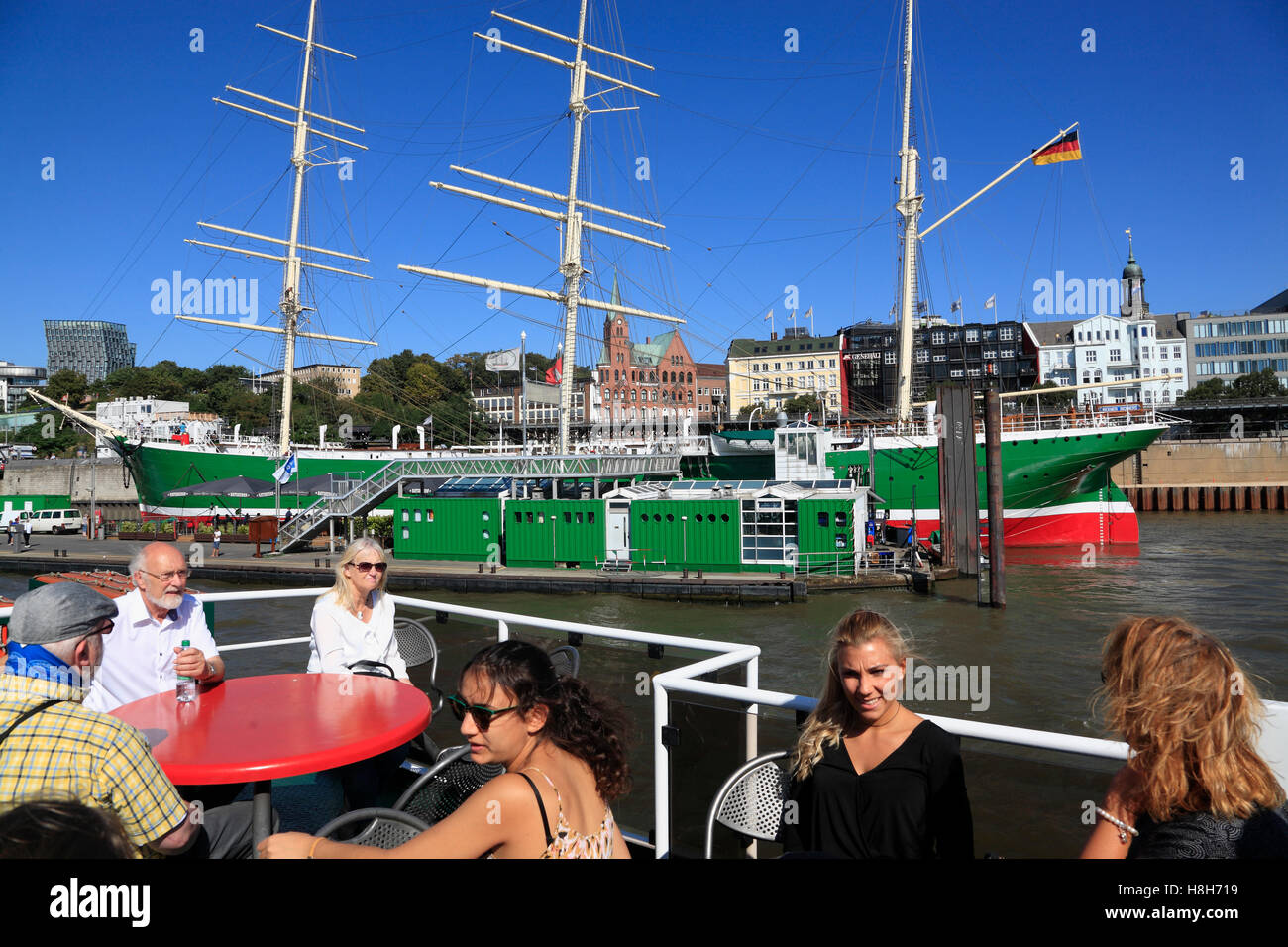 Tour mit der Hadag Hafen Fähre, Museen Segelschiff Rickmer Rickmers, Hamburg Hafen, Deutschland, Europa Stockfoto