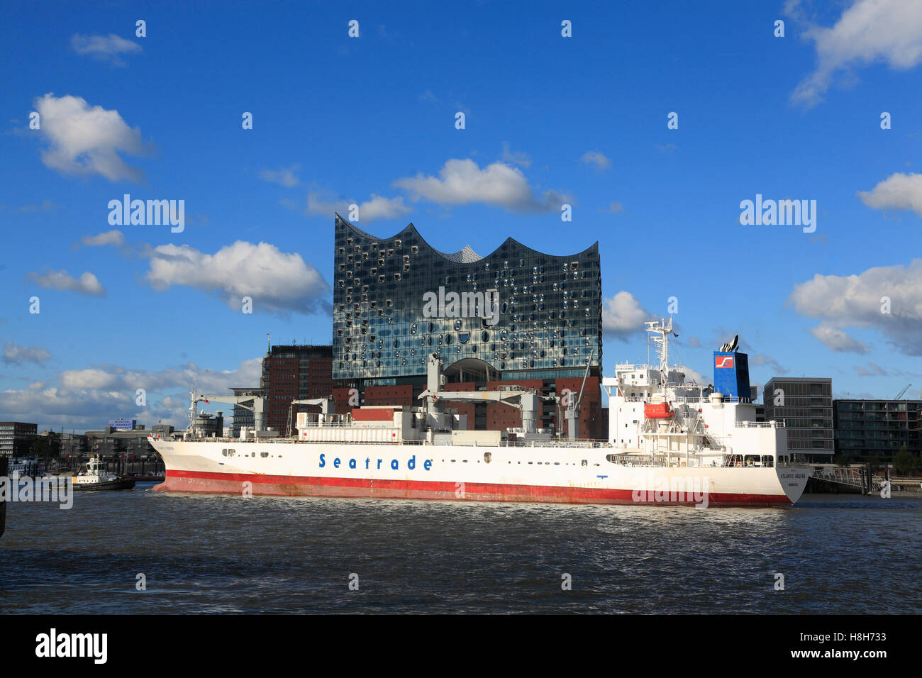 Schiff auf Elbe in der Elbphilharmonie Concert Hall, Hamburg Hafen, Gerrmany, Europa Stockfoto