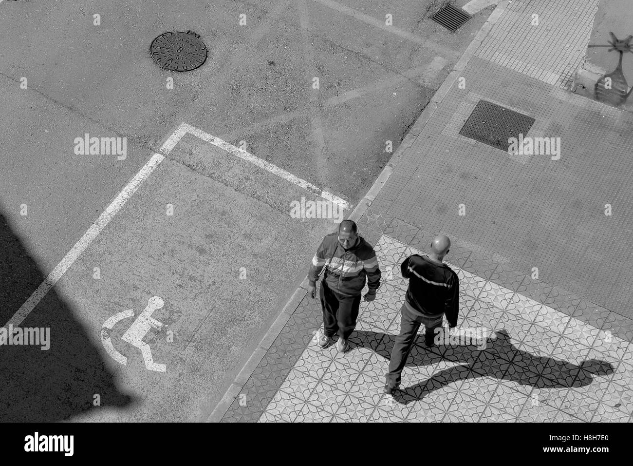 Zwei Männer, die Überquerung der Straße von der Stadt Colincres, Kantabrien, Spanien, Europa. Stockfoto