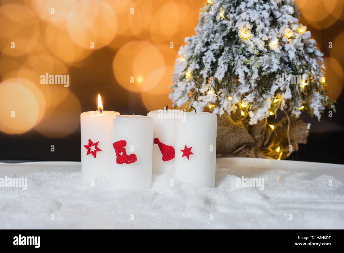 1. Advent - eine Kerze mit Weihnachtsbaum Stockfoto
