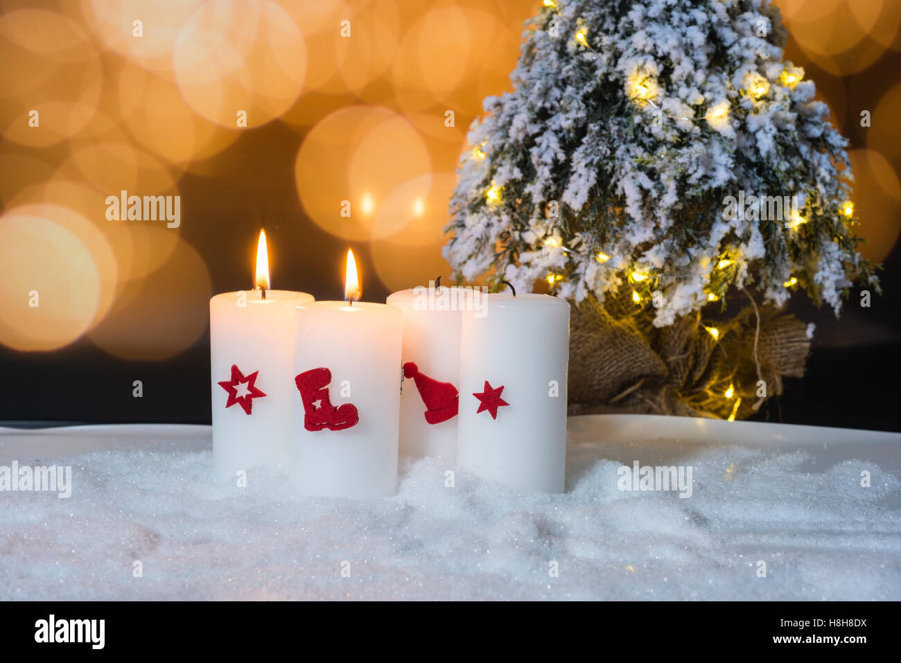 Zweiten Advent - vier Kerzen mit Weihnachtsbaum Stockfoto