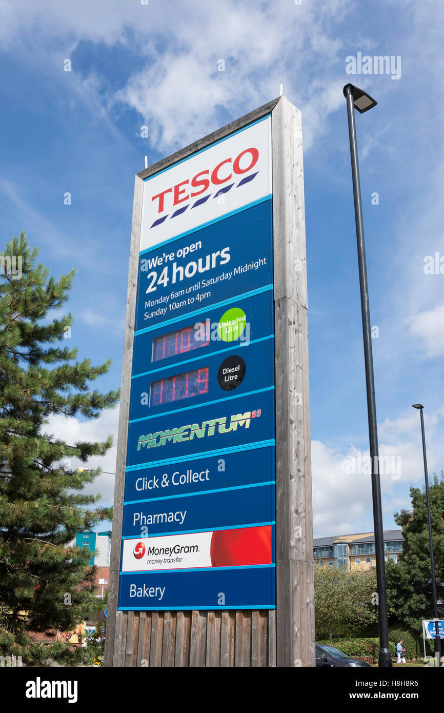 Benzin Preis Zeichen, Tesco Supermarkt, High Street, Feltham, London Borough of Hounslow, Greater London, England, Vereinigtes Königreich Stockfoto