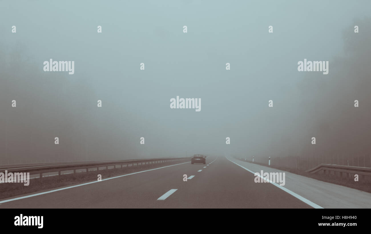 Sie Fahren Bei Nebel Auf Der Autobahn Auto im nebel -Fotos und -Bildmaterial in hoher Auflösung – Alamy
