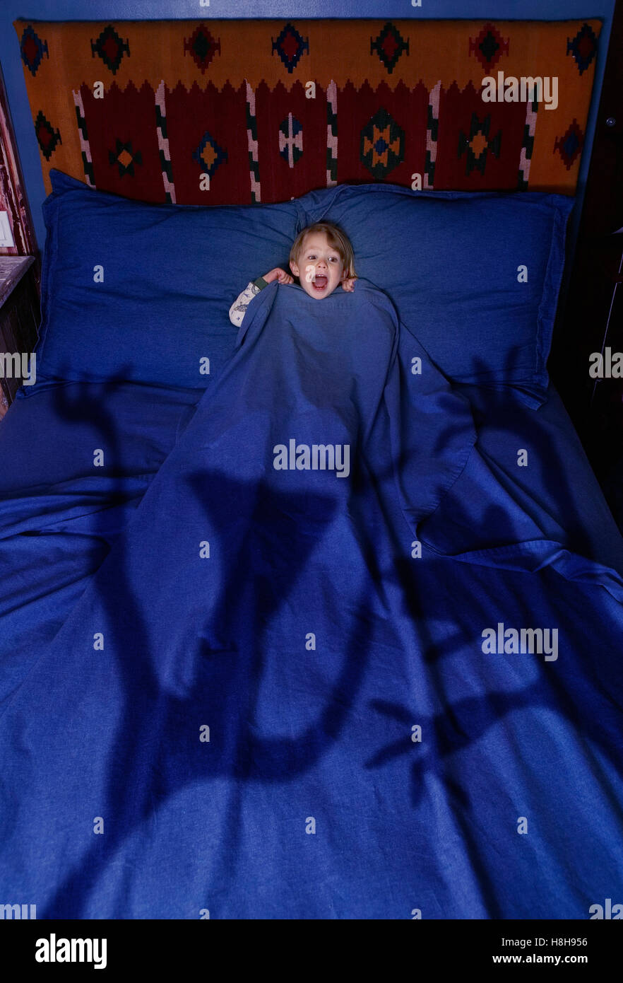 Kleiner Junge mit einem Alptraum Stockfoto