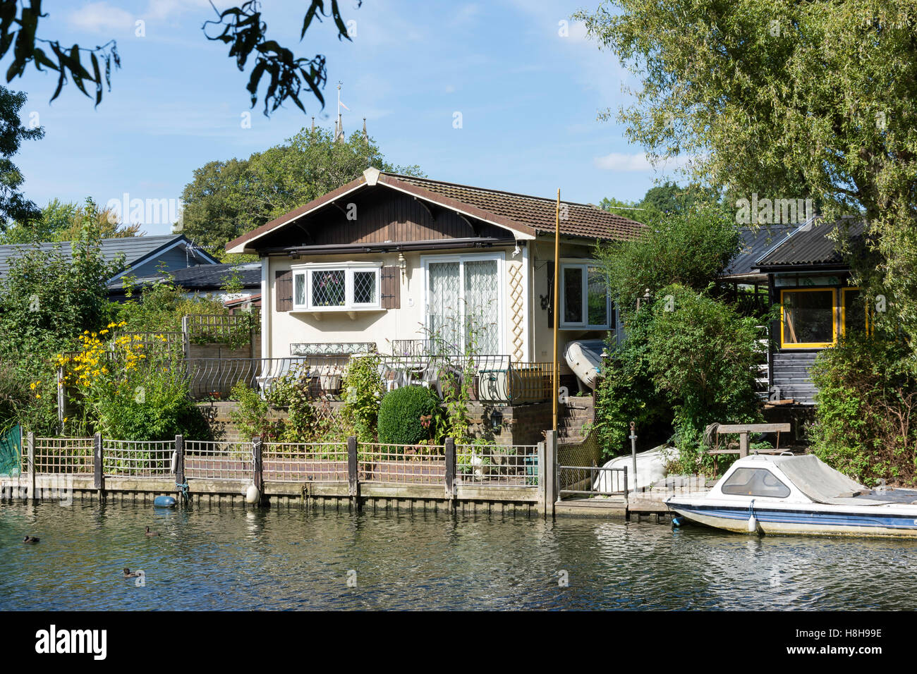 Riverside House auf Taggs Insel, Themse, Hurst Park, West Molesey Surrey, England, Vereinigtes Königreich Stockfoto