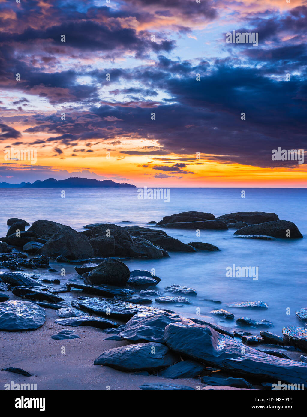 Langzeitbelichtung Felsenufer auf Sonnenuntergang in Thailand Stockfoto