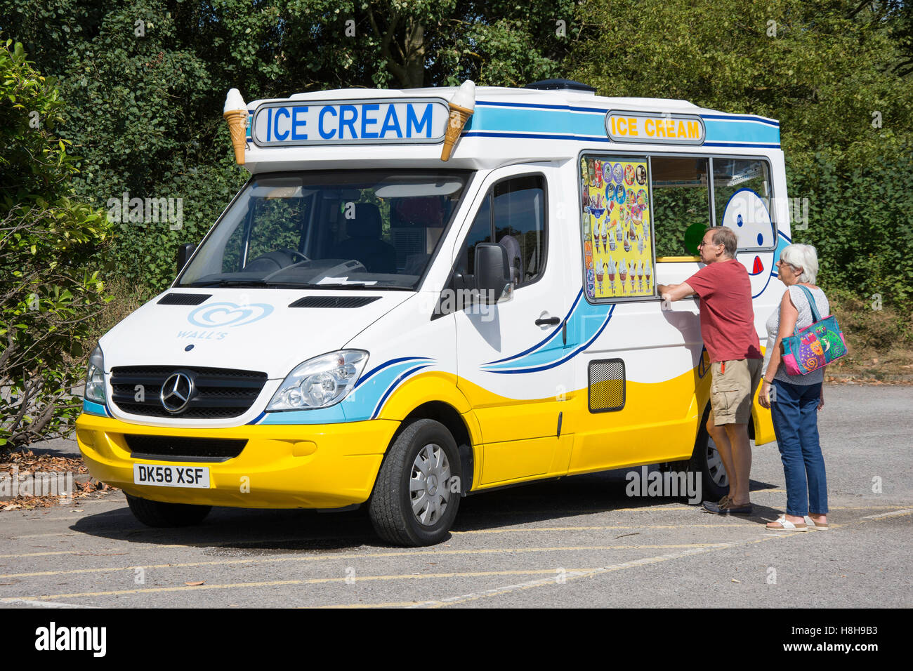 Älteres Ehepaar, die Bestellung von Ice Cream van, Hurst Park, West Molesey Surrey, England, Vereinigtes Königreich Stockfoto