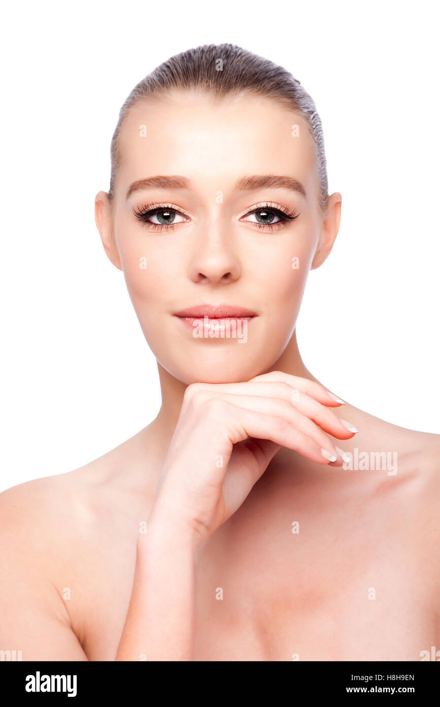 Schöne saubere Gesicht der Frau, Ästhetik-Hautpflege-Konzept auf weiß. Stockfoto