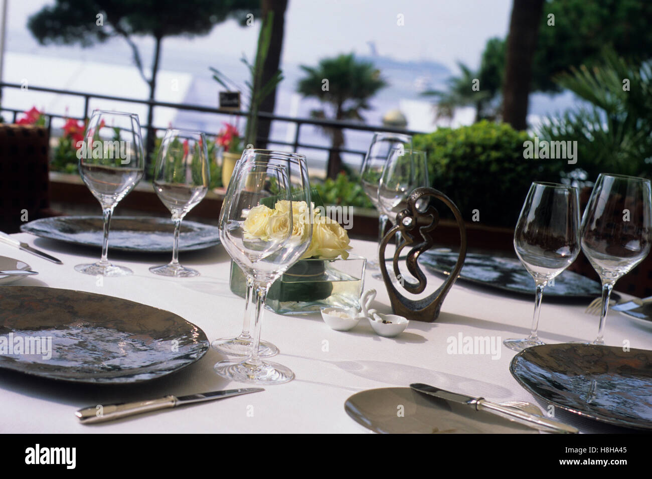 Gedeckter Tisch im Restaurant La Palme Baum d ' or, Gourmet-Restaurant, Cannes, Côte d ' Azur, Frankreich Stockfoto