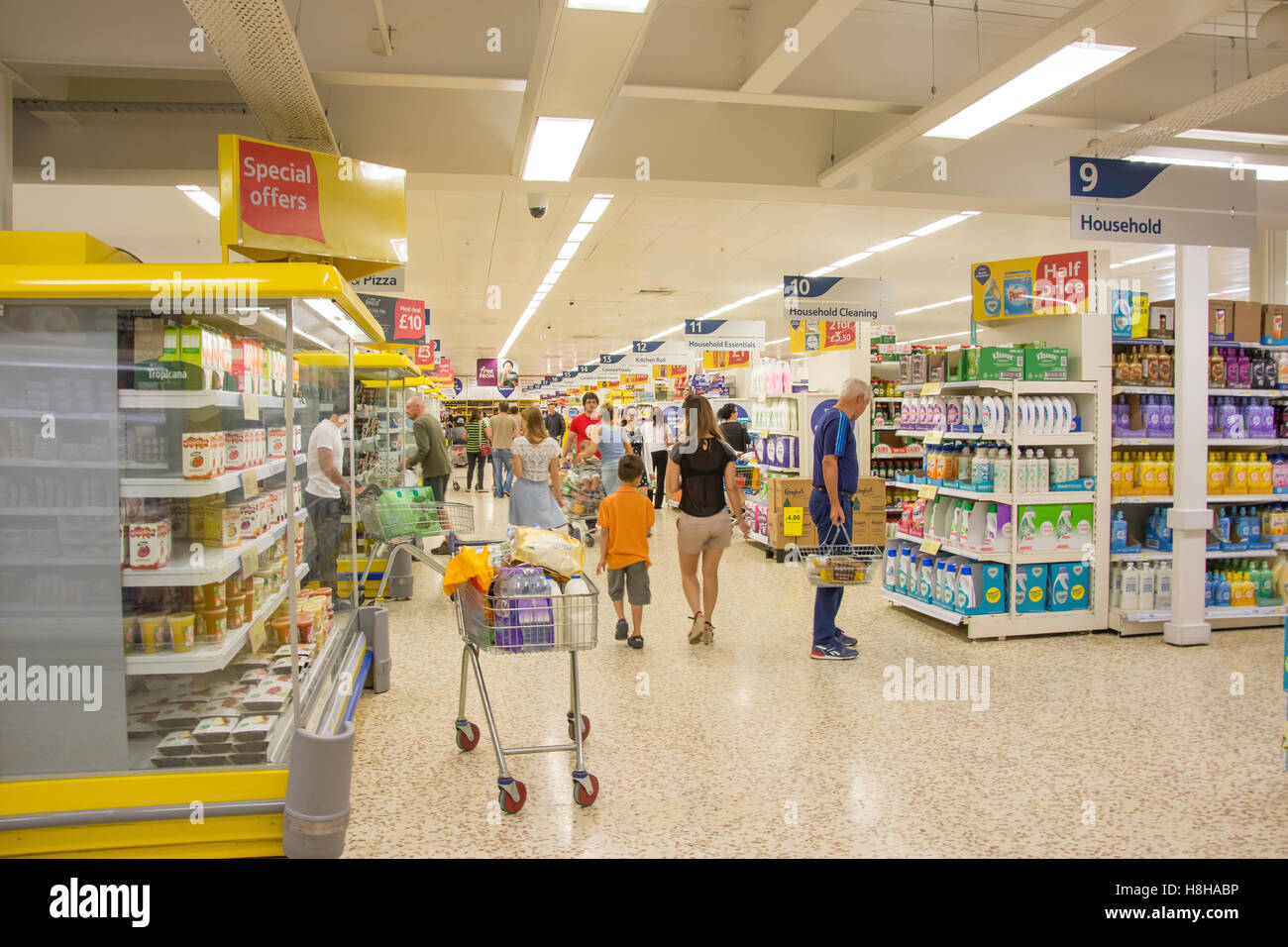 Innere des Tesco Extra-Verbrauchermarkt, Brooklands Einkaufszentrum, Barnes Wallis fahren, Weybridge, Surrey, England, Vereinigtes Königreich Stockfoto