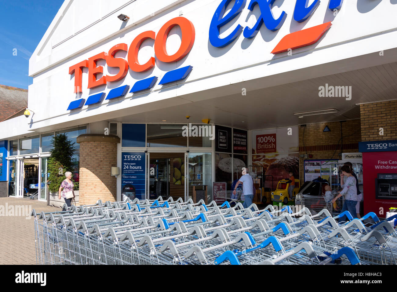 Tesco Extra 24 Stunden Supermarkt, Einkaufszentrum in Brooklands, Barnes Wallis Drive, Weybridge, Surrey, England, Großbritannien Stockfoto
