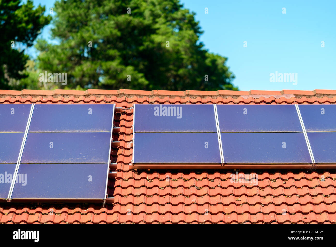 Schmutzige Sonnenkollektoren auf dem Dach installiert Stockfoto