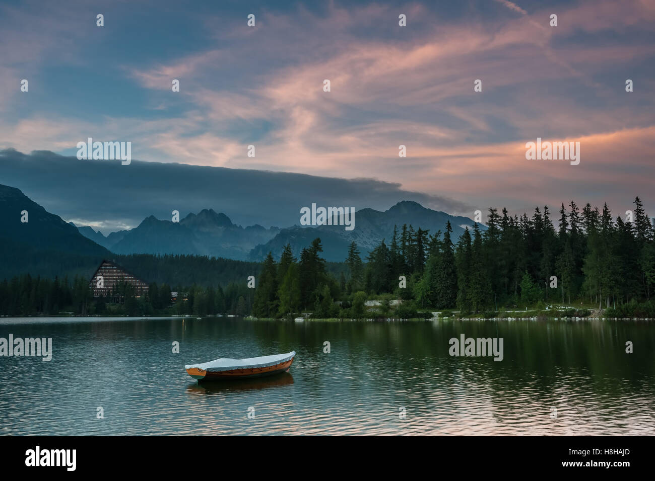 Schöne Landschaft mit Booten auf einem See, umgeben von hohen Bergen, Štrbské Pleso Stockfoto