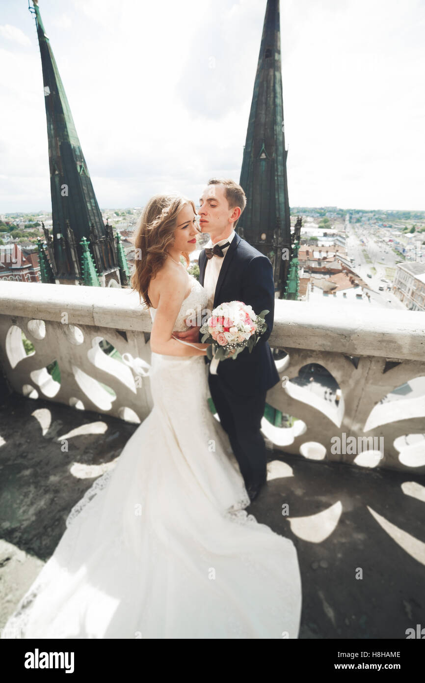 Schöne stilvolle Hochzeit paar küssen und umarmen auf Hintergrund Panoramablick auf die Altstadt Stockfoto