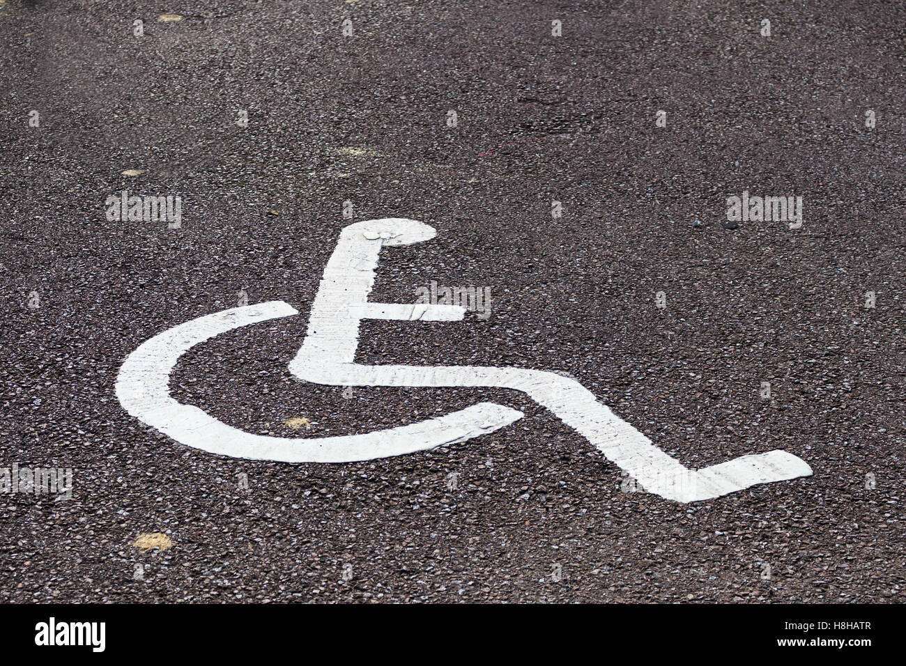 Behinderten Parkplatz Schild gemalt auf dem Asphalt Narren aus der Parkbucht Stockfoto