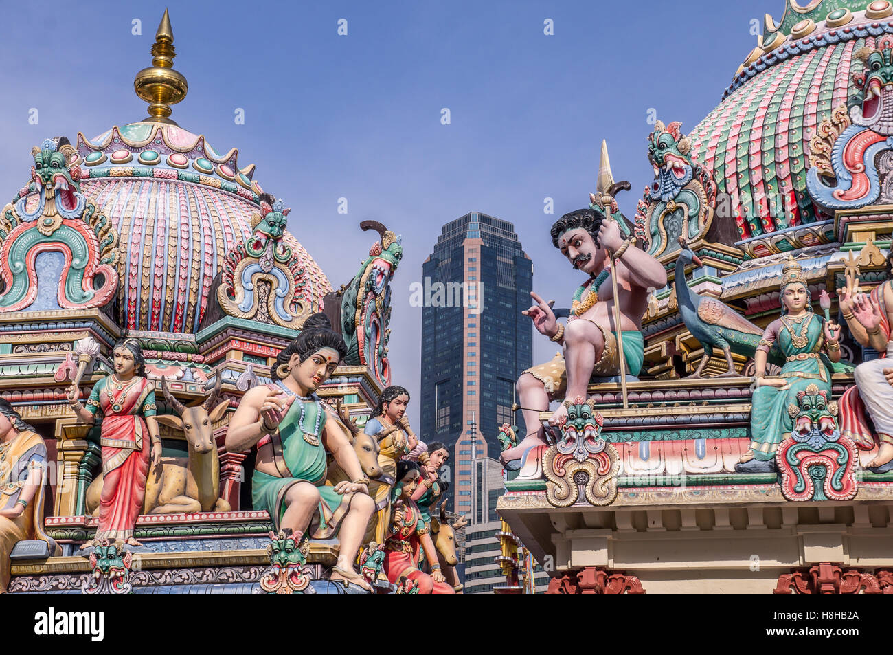 Hindu-Tempel in Singapur mit Wolkenkratzer Stockfoto
