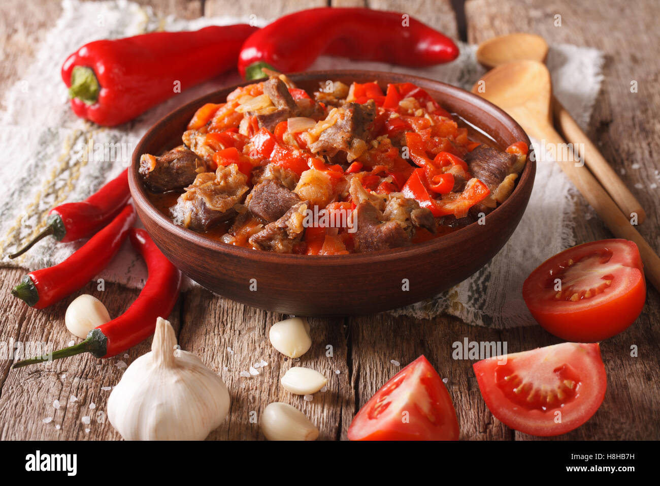 Gekochter geschmorter lammauflauf -Fotos und -Bildmaterial in hoher ...