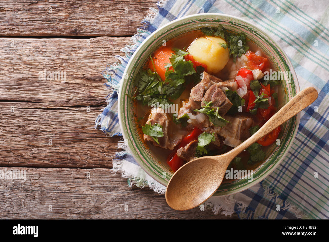Shurpa-Lamm-Suppe mit Gemüse Closeup auf den Teller auf den Tisch. Horizontale Ansicht von oben Stockfoto