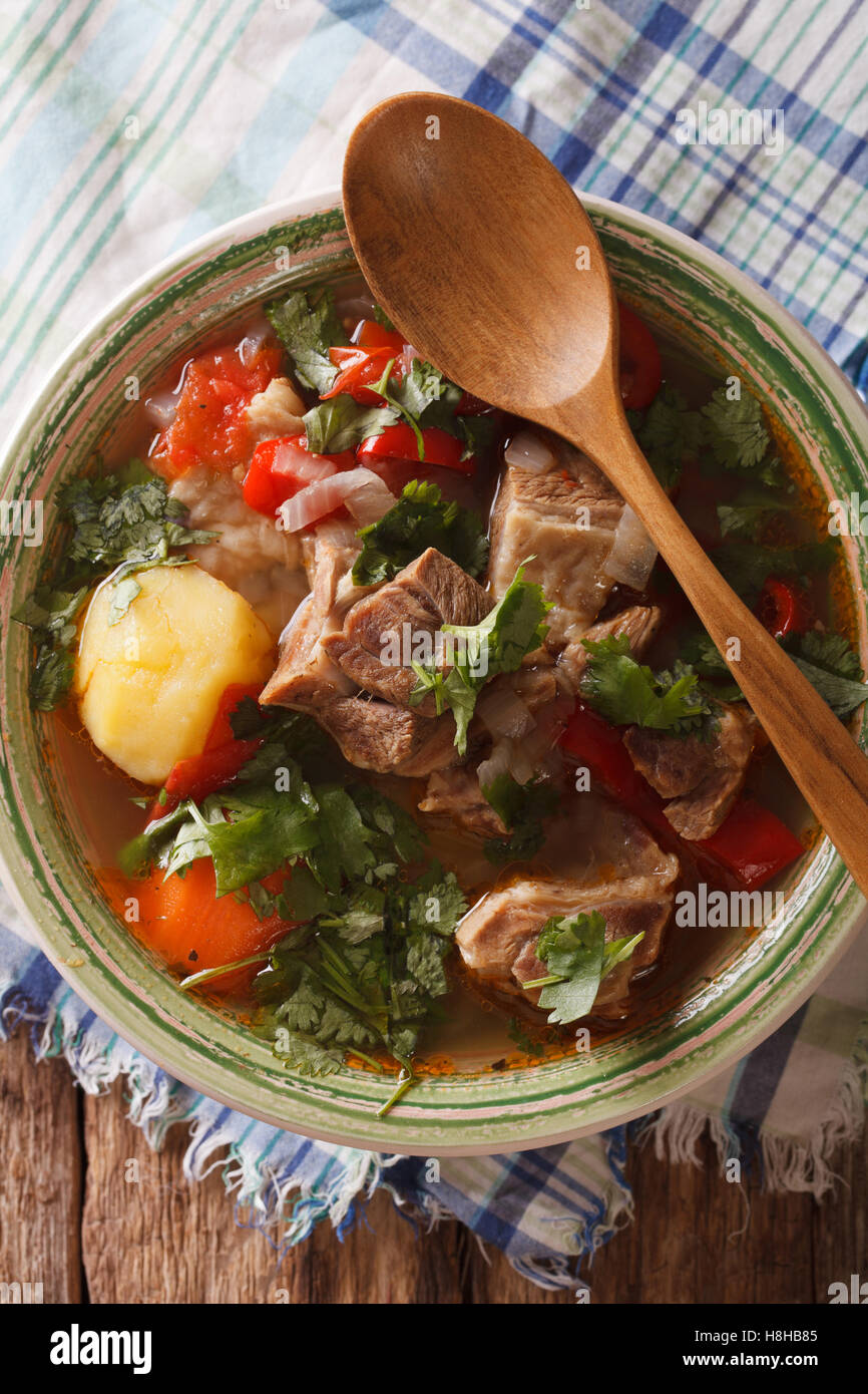 Arabische Dick Lamm-Suppe mit Gemüse Closeup auf den Teller auf den Tisch. Vertikale Ansicht von oben Stockfoto